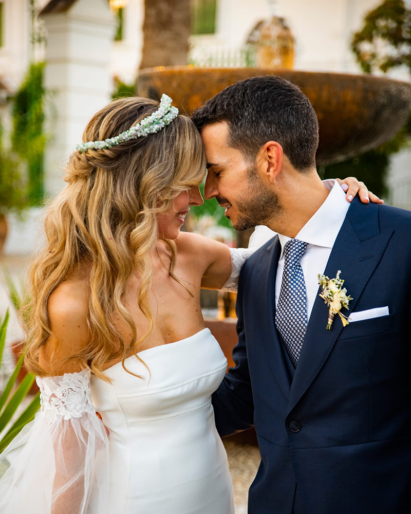 Corona de piedras verdes como tocado de novia